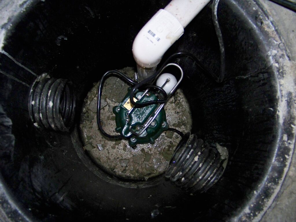 ses a rechargeable battery to keep the sump pump running during power outages